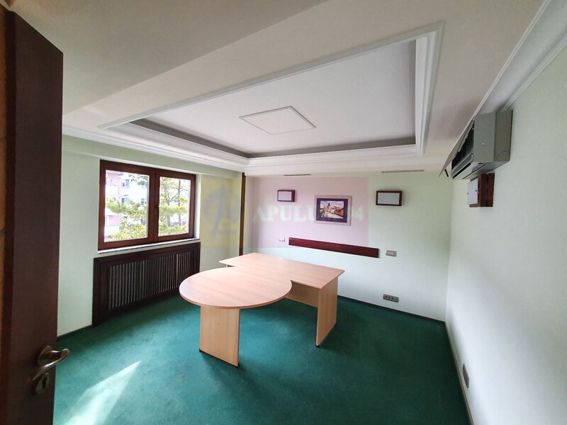 Apartament cu 3 camere de vanzare in Campina - Zona ultracentrala