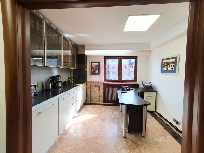 Apartament cu 3 camere de vanzare in Campina - Zona ultracentrala