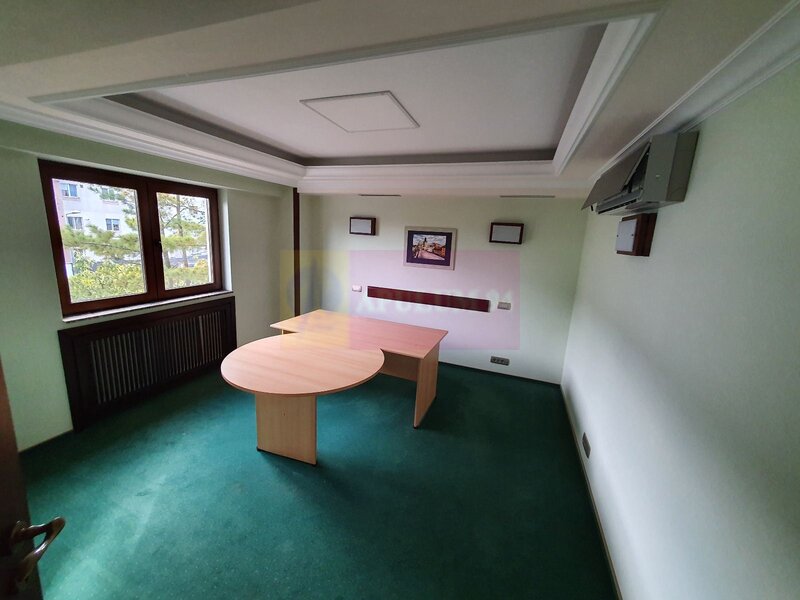 Apartament cu 3 camere de vanzare in Campina - Zona ultracentrala