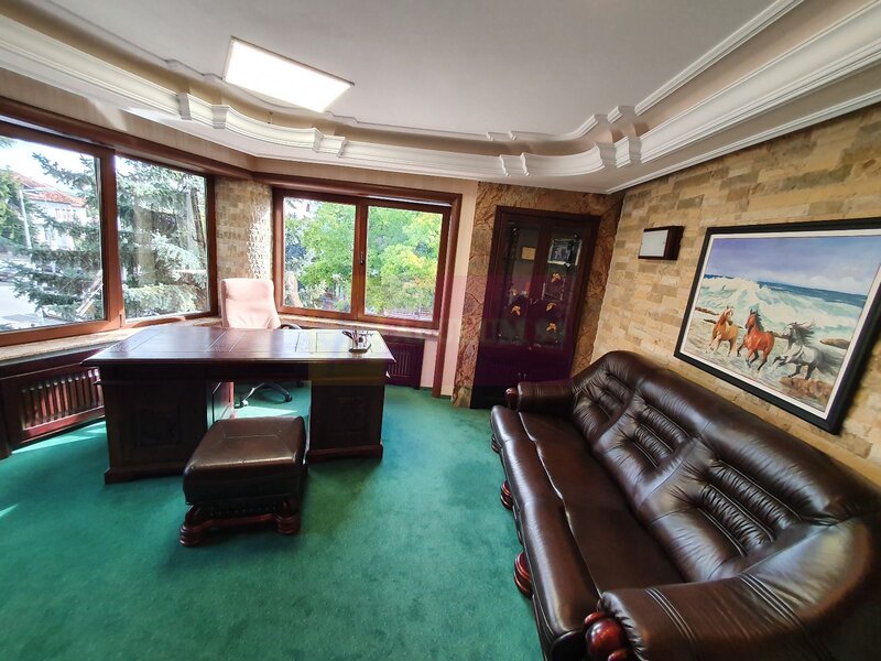 Apartament cu 3 camere de vanzare in Campina - Zona ultracentrala