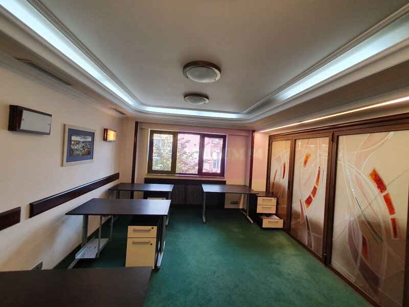 Apartament cu 3 camere de vanzare in Campina - Zona ultracentrala