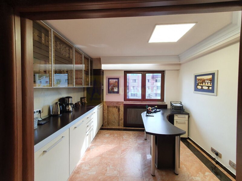 Apartament cu 3 camere de vanzare in Campina - Zona ultracentrala