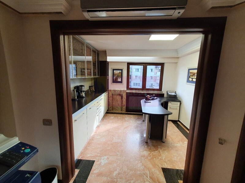 Apartament cu 3 camere de vanzare in Campina - Zona ultracentrala