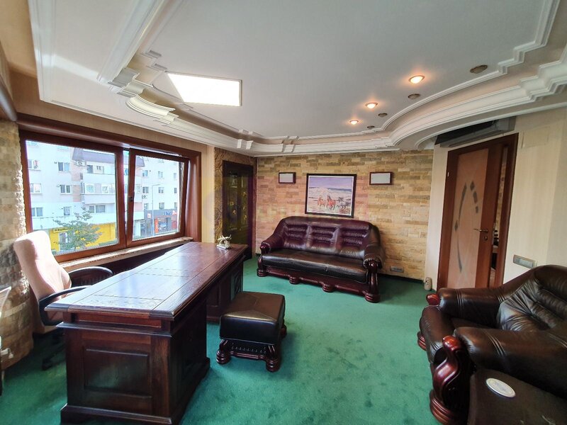 Apartament cu 3 camere de vanzare in Campina - Zona ultracentrala