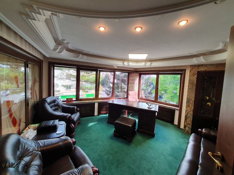 Apartament cu 3 camere de vanzare in Campina - Zona ultracentrala